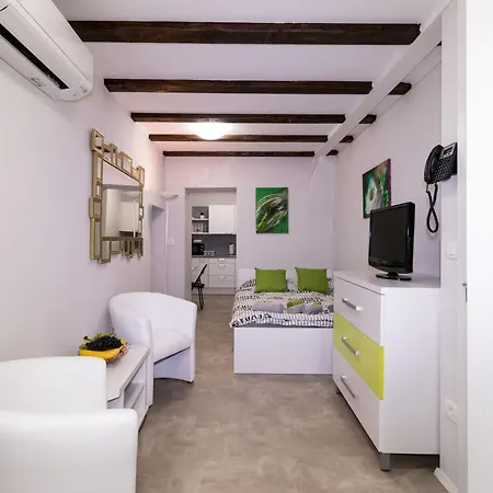 דירה Downtown Chic And Cozy - Comfort One Bedroom פיראן