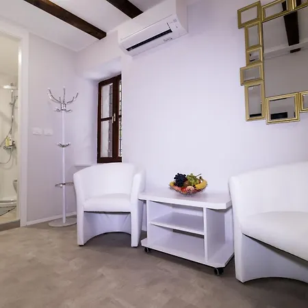 Downtown Chic And Cozy - Comfort One Bedroom Piran