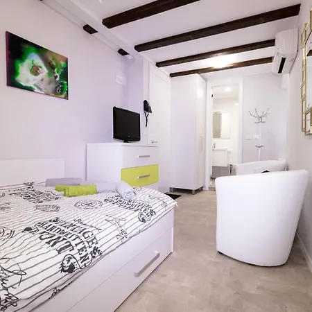 Daire Downtown Chic And Cozy - Comfort One Bedroom *