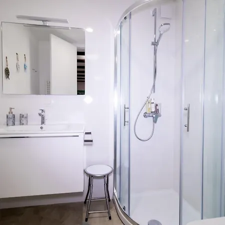 Downtown Chic And Cozy - Comfort One Bedroom Piran