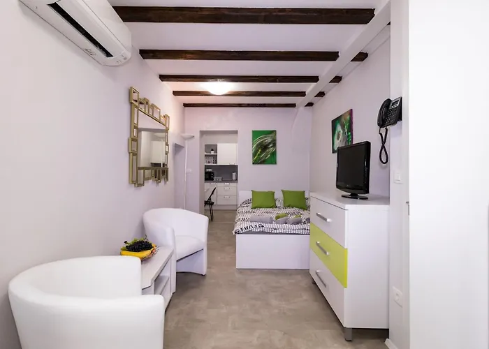 דירה Downtown Chic And Cozy - Comfort One Bedroom פיראן