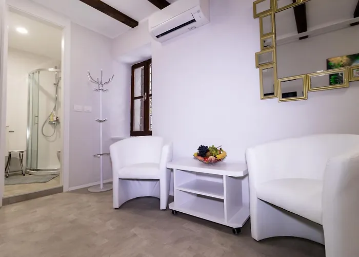 Downtown Chic And Cozy - Comfort One Bedroom Piran