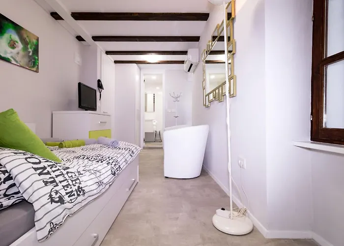 Downtown Chic And Cozy - Comfort One Bedroom Daire